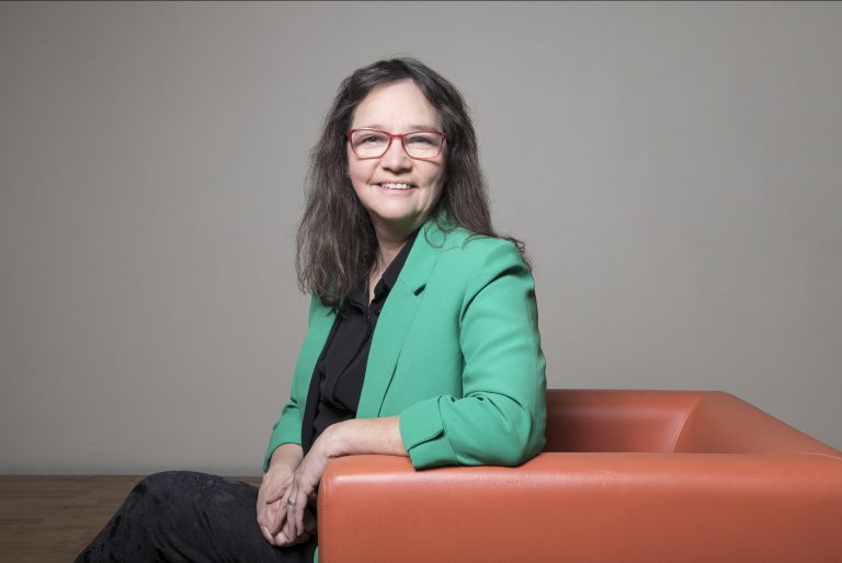 Académica de la carrera de Educación Diferencial lidera investigación que analizó situación actual de los intérpretes en lengua de señas en el contexto escolar