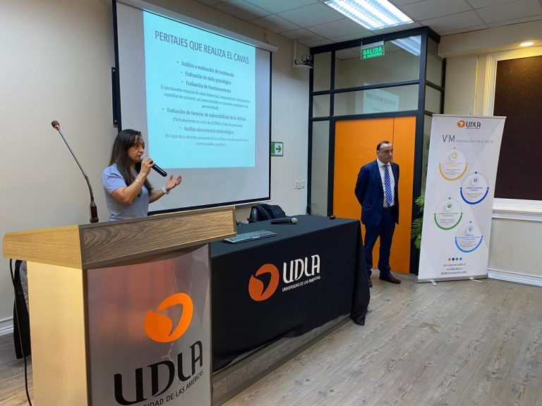 Peritos del Centro de Atención a Víctimas de Atentados Sexuales dictan charla a estudiantes de Psicología de Sede Concepción