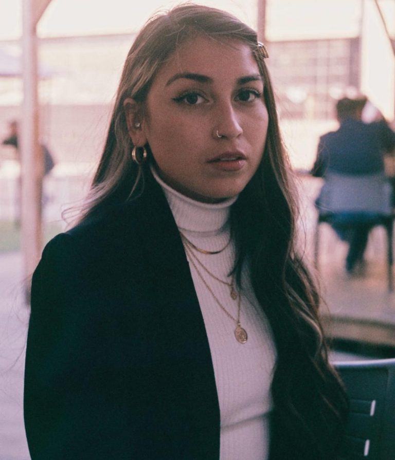 Comunicadora audiovisual egresada de UDLA se convierte en la primera directora de transmisiones de TNT Sports: «UDLA me enseñó a ser perseverante»