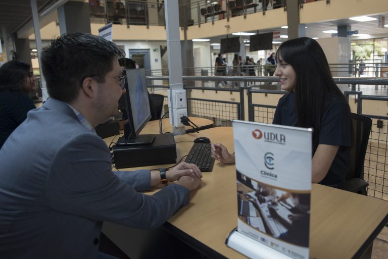 Alumnos de la carrera de Contador Auditor de Universidad de Las Américas ofrecen apoyo y orientación en el proceso de Operación Renta 2023