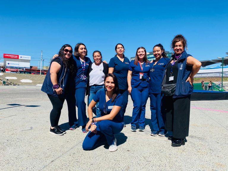 Carrera de Enfermería de Campus Maipú colabora con un stand de control de salud a vecinas de la comuna