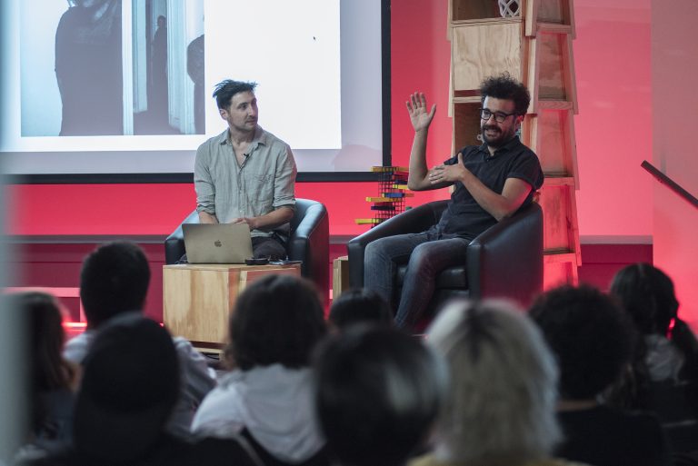 Con más de 150 personas, Facultad de Arquitectura realiza charla magistral con los destacados artistas nacionales Joaquín Cociña y Cristóbal León
