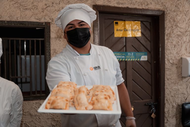 Estudiantes de la Escuela de Gastronomía brindan degustación a vecinos del Barrio Yungay en el marco del Día Nacional de la Cocina Chilena