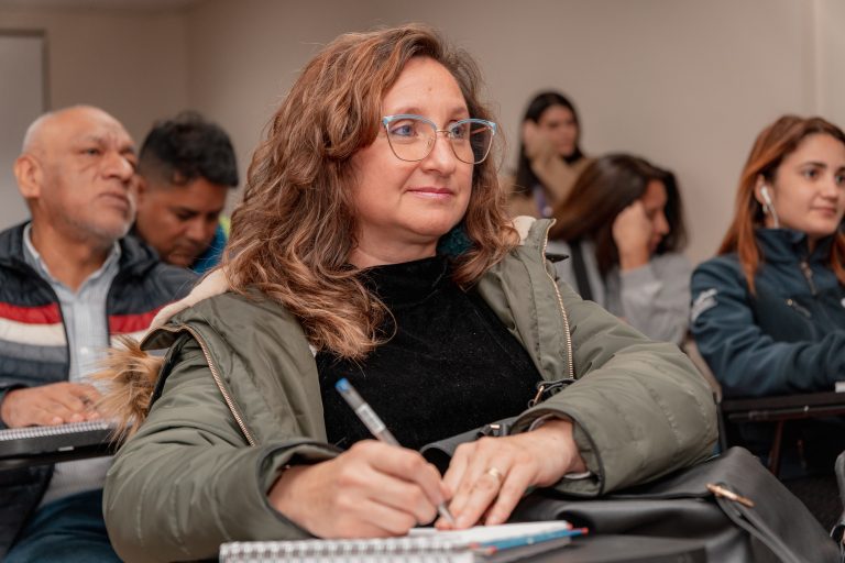 Vecinos de la comuna de Santiago asisten a segunda versión del Taller de Educación Financiera dirigido por la Escuela de Ingeniería Comercial