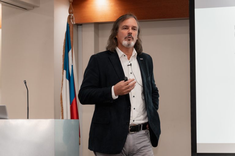 Vicepresidente ejecutivo de la CORFO en UDLA: “Hace 55 años que estamos tratando de empujar la agenda para que Chile invierta 1 punto del PIB en investigación y desarrollo”