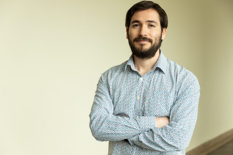 Inteligencia artificial: Innovador proyecto orientado a monitorizar el bienestar de bovinos, en el que participa académico investigador UDLA, es premiado en España