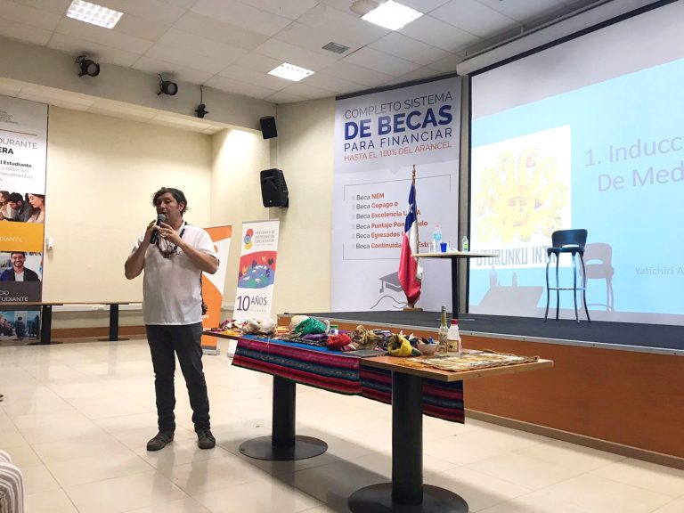 Estudiantes de Campus Maipú reciben charla sobre medicina andina por parte de sanador y educador del espíritu de la Cultura Aymará