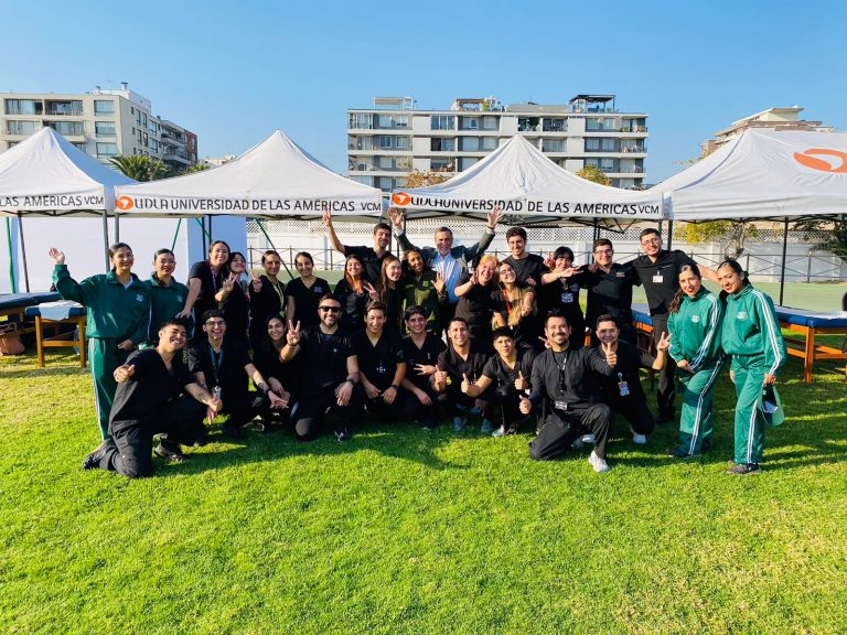 Estudiantes de cuarto año de Kinesiología prestan atención a deportistas que participaron en la 28° corrida de Carabineros de Chile