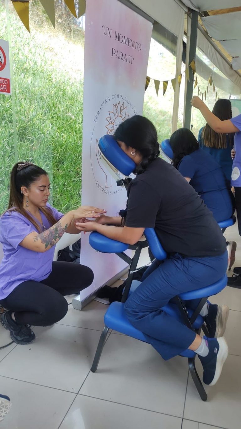 Sede Santiago realiza Feria de Salud “La DAE Te Cuida” para fortalecer la salud mental y física de los estudiantes