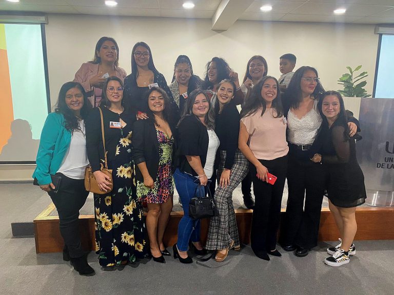 Por primera vez la Escuela de Trabajo Social realiza emotiva ceremonia de investidura dirigida a estudiantes que comienzan su práctica profesional.