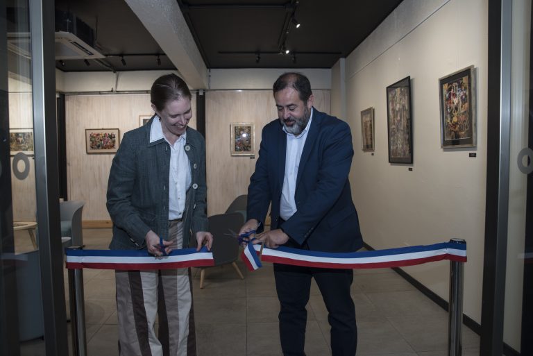 Con obras bajo la técnica de collage análogo, UDLA inaugura su primera Sala de Exposiciones en el Campus Providencia