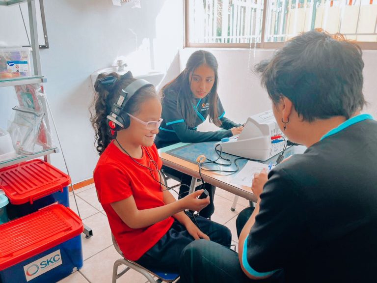 Delegación del Centro de Atención Fonoaudiológica del Campus La Florida ejecuta screening auditivo a niños de la Escuela de Lenguaje Andalién