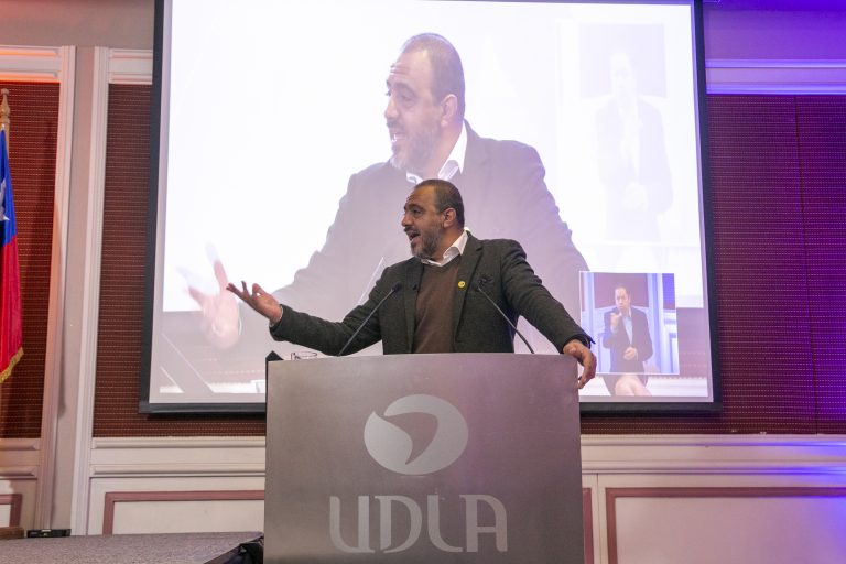 Charla Magistral del ministro Marco Antonio Ávila inaugura Actividades Académicas de la Facultad de Educación de UDLA