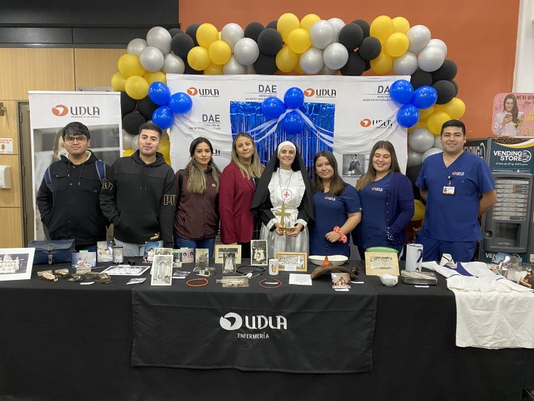 Con controles de salud y museo de antigüedades, estudiantes y académicos de Sede Concepción conmemoran el Día internacional de la Enfermería