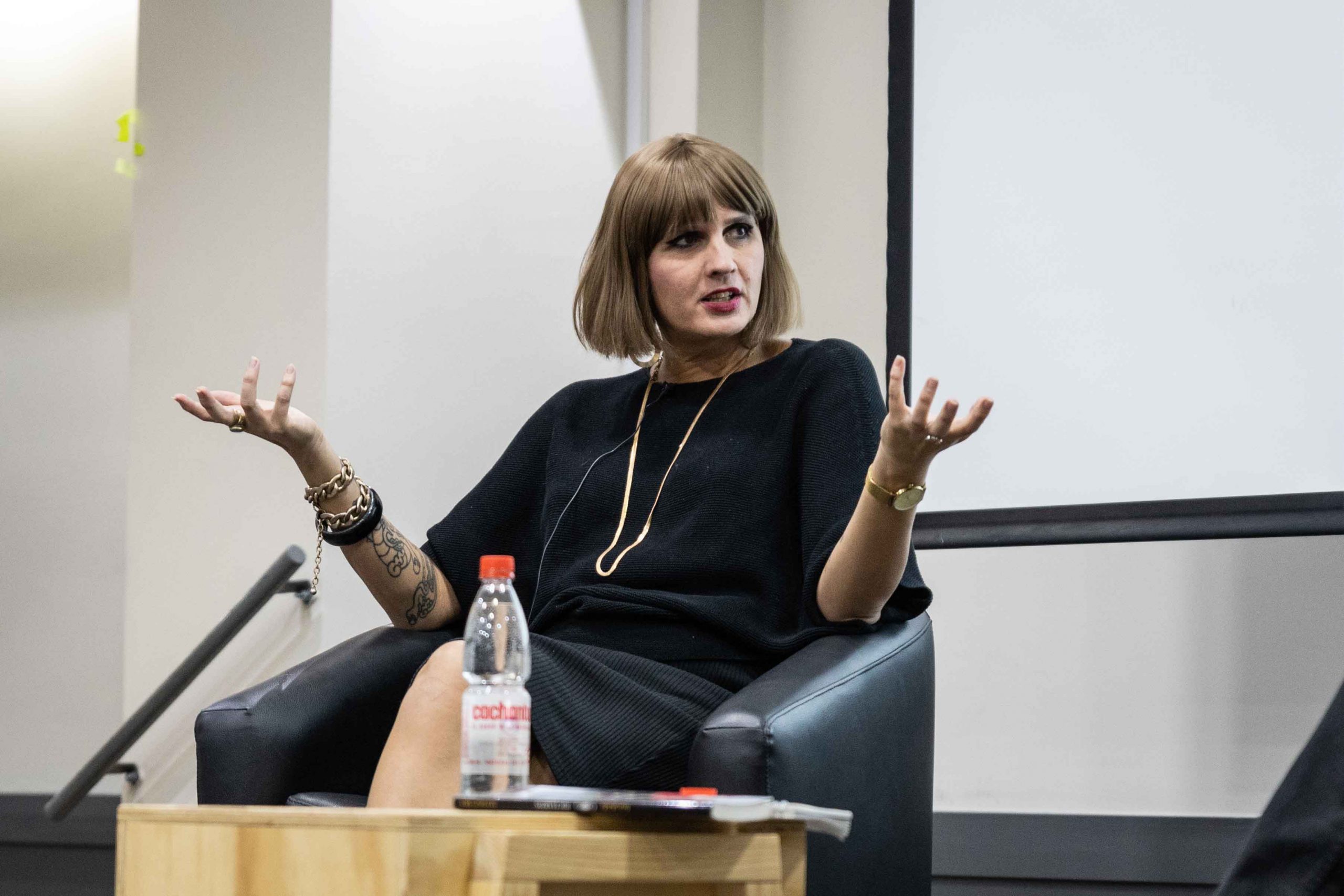 Escritora Ariel Richards, autora de “Inacabada”, abre la séptima ...