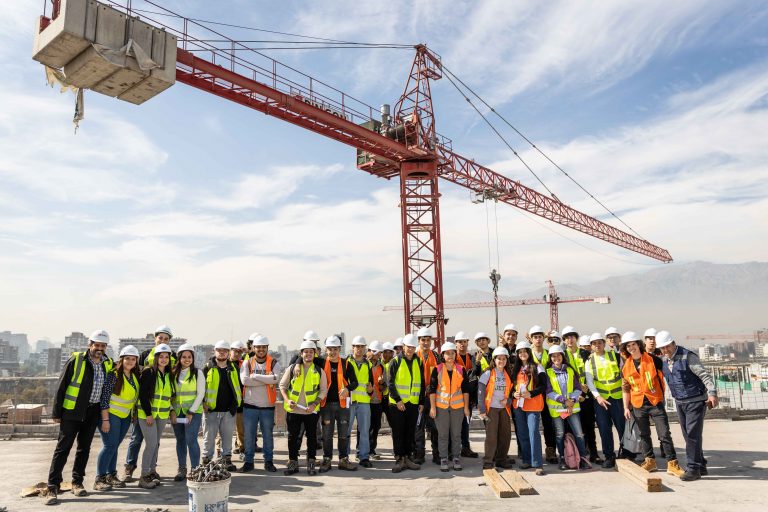 Estudiantes de la Escuela de Construcción UDLA visitan las obras del nuevo Hospital del Salvador y el Instituto Nacional de Geriatría