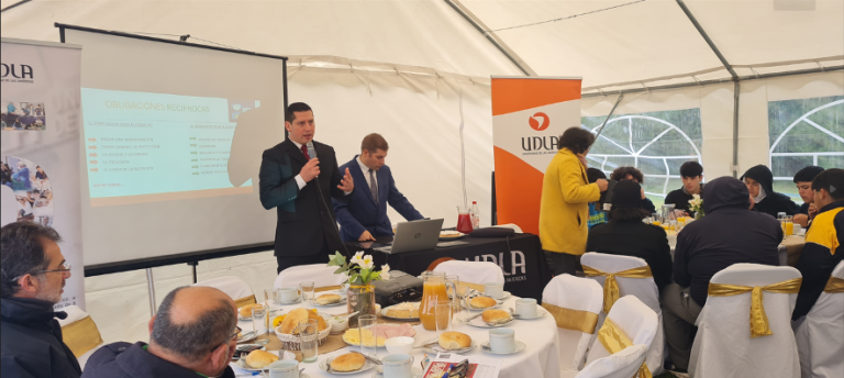 Estudiantes de la carrera de Derecho de Campus Maipú conversan con estudiantes de liceo de María Pinto sobre derecho laboral y tributario