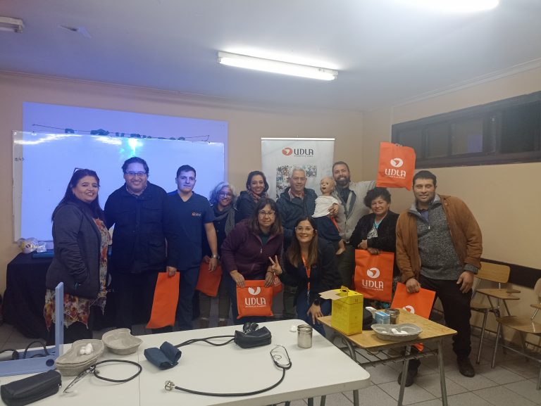 Estudiantes y académica de la Carrera de Enfermería realizan taller sobre primeros auxilios a profesores de colegio de la comuna de Maipú