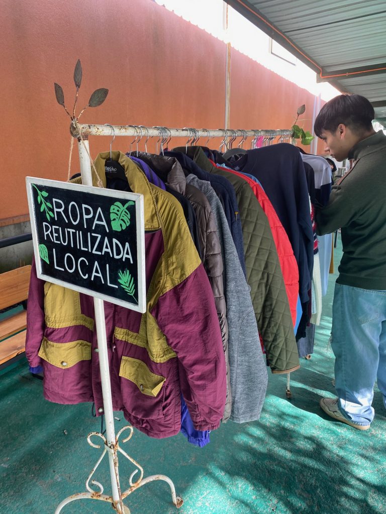 Fomentando la conciencia ecológica, estudiantes, académicos y comunidad de Concepción participan en una feria de reciclaje de ropa realizada en Campus El Boldal