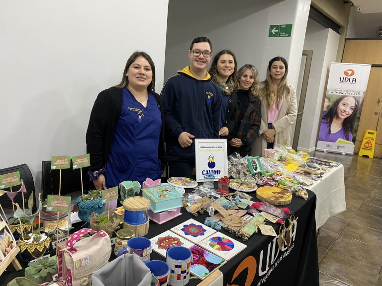 Estudiantes de escuelas especiales de Fonoaudiología que forman parte de los campos clínicos de UDLA, exponen sus productos en Campus El Boldal