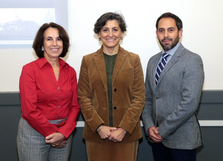 Ministra de Salud y líder de la OPS en Chile abordan desafíos del acceso universal a la atención primaria en Campus Providencia