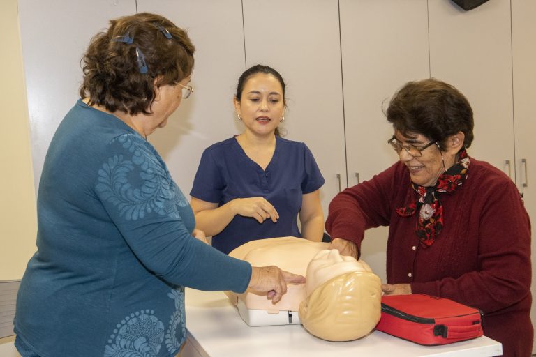 Con un enfoque interdisciplinar comienza segunda versión de la Escuela Integral para Personas Mayores organizada por UDLA