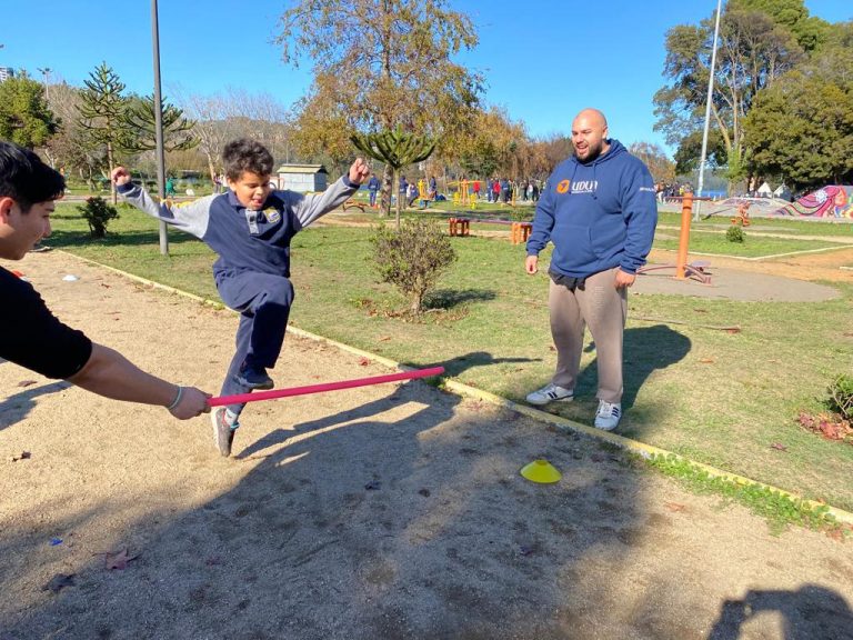 Estudiantes UDLA trabajan con escolares de San Pedro de La Paz y Talagante en evento deportivo internacional