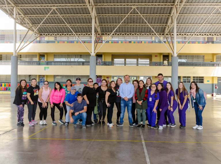 Estudiantes de Nutrición y Dietética se vinculan con apoderados de colegio Sol del Valle a través de charla sobre alimentación saludable