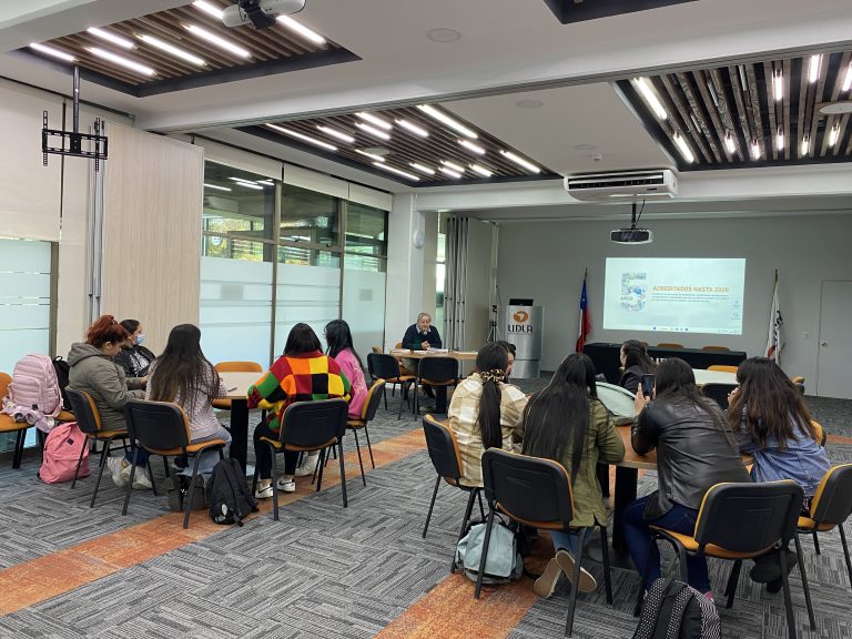 Sede Concepción invita a escritor y poeta, Juan Pablo Riveros, para celebrar el Día del Libro