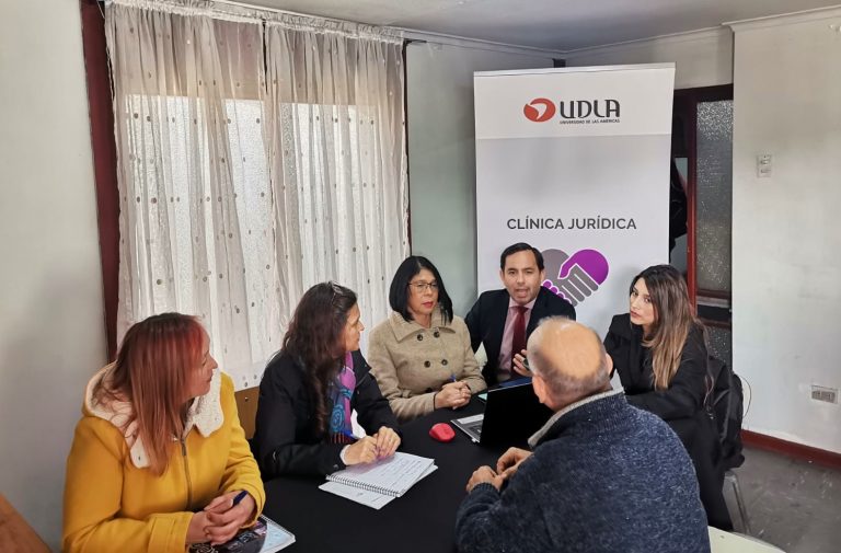 Vecinos de la comuna de Maipú asisten a operativo multidisciplinar realizados por las áreas de salud, medicina veterinaria y derecho de UDLA