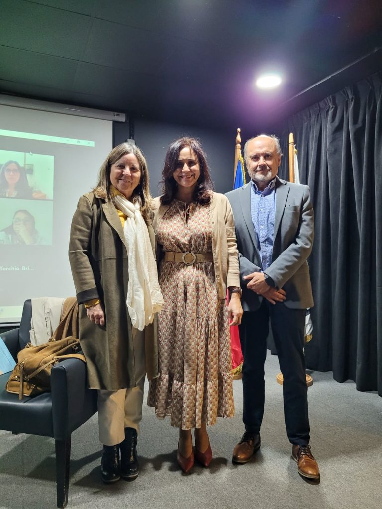 Vicepresidenta de la CNA dicta charla magistral sobre desafíos y criterios de los procesos de acreditación ante autoridades de UDLA y la Facultad de Educación