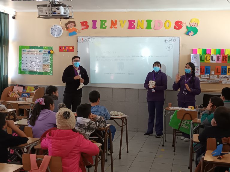 Estudiantes de último año de la carrera de Nutrición y Dietética realizan talleres de educación alimentaria a escolares del colegio El Faro de Concepción