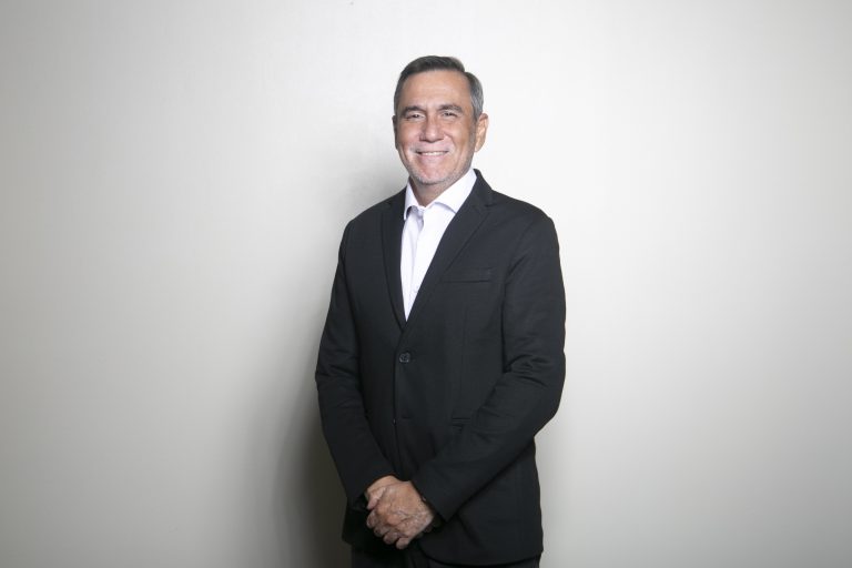 Director Académico del Campus Providencia dicta clase sobre finanzas corporativas a estudiantes de la Escuela Superior Politécnica del Litoral, Ecuador