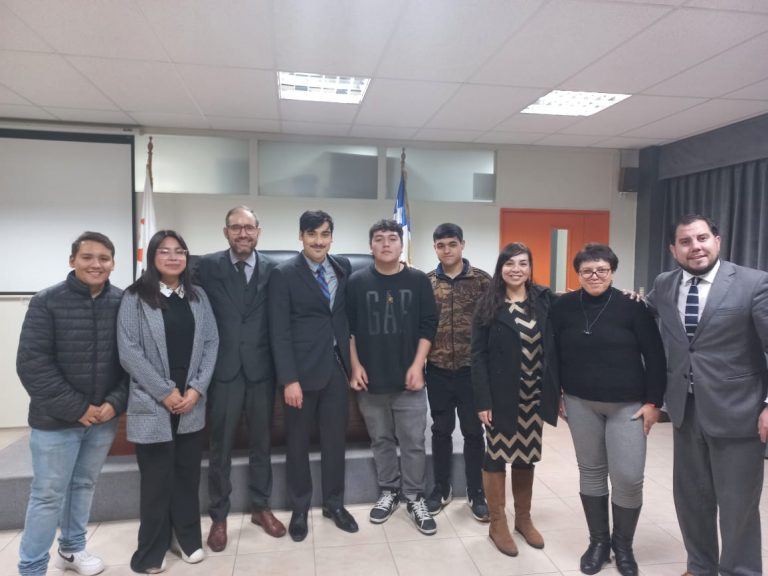 Estudiantes de Derecho comparten sus motivaciones y expectativas en concurso narrativo “Abogado en cien palabras”