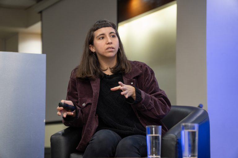 La residente del Núcleo Lenguaje y Creación, Fernanda López, conversa sobre los procesos de sus obras artísticas en un nuevo capítulo del Ciclo de género, arte y ciencia