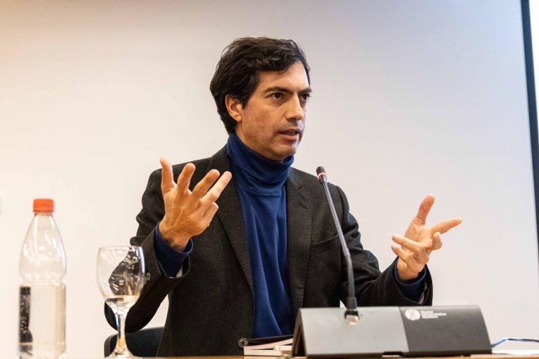 Ante un centenar de personas, Directores de la Escuela de Arquitectura UDLA y el Núcleo Lenguaje y Creación lanzan libro “Esto no es Arquitectura” en Centro Gabriela Mistral