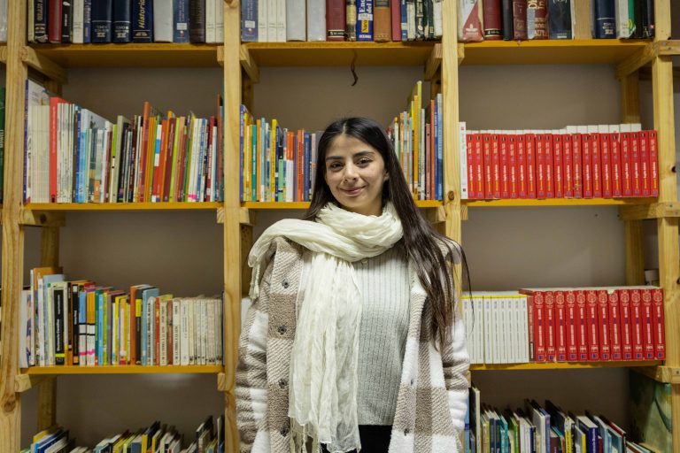 Estudiante de la Escuela de Arquitectura UDLA reconstruye biblioteca del Colegio Presidente Eduardo Frei Montalva como parte de su proyecto de título