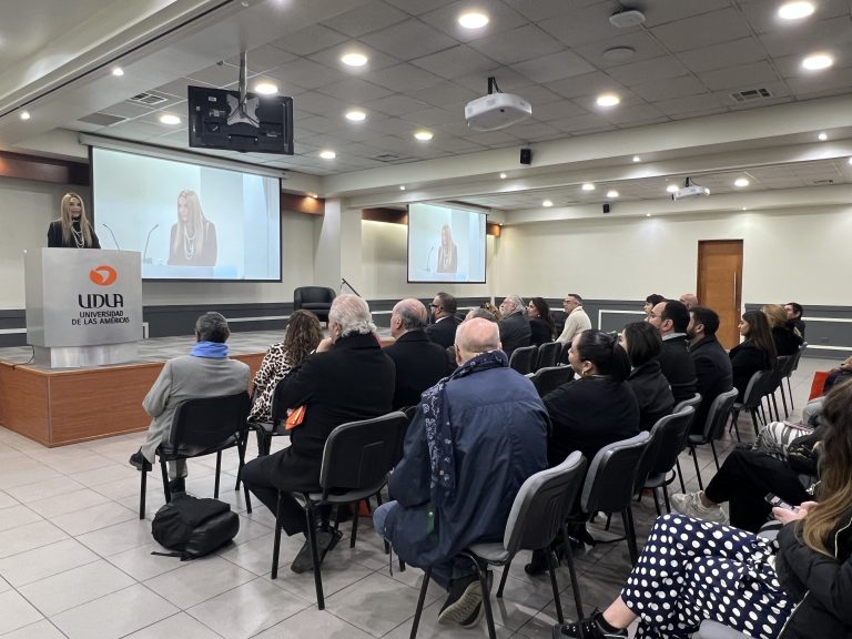 Expertos internacionales exponen ante estudiantes y autoridades de la carrera de Relaciones pública sobre Inteligencia Artificial