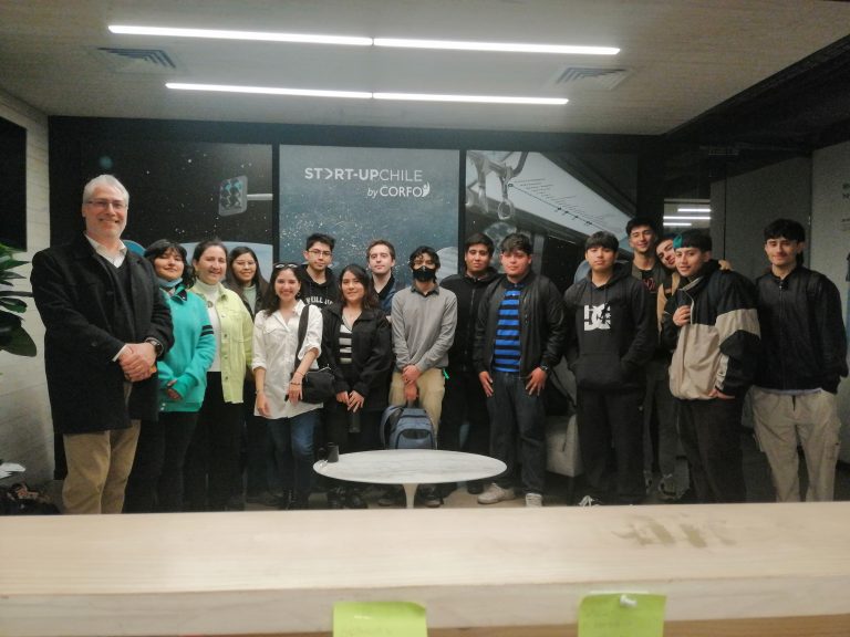 Estudiantes de la Escuela de Ingeniería visitan Start-Up Chile, la primera aceleradora de innovación pública del mundo