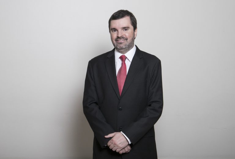 Decano de la Facultad de Derecho explica la inscripción para interesados en presentar una Iniciativa Popular de Norma (IPN) y aportar al Consejo Constitucional que definirá una nueva Constitución Política