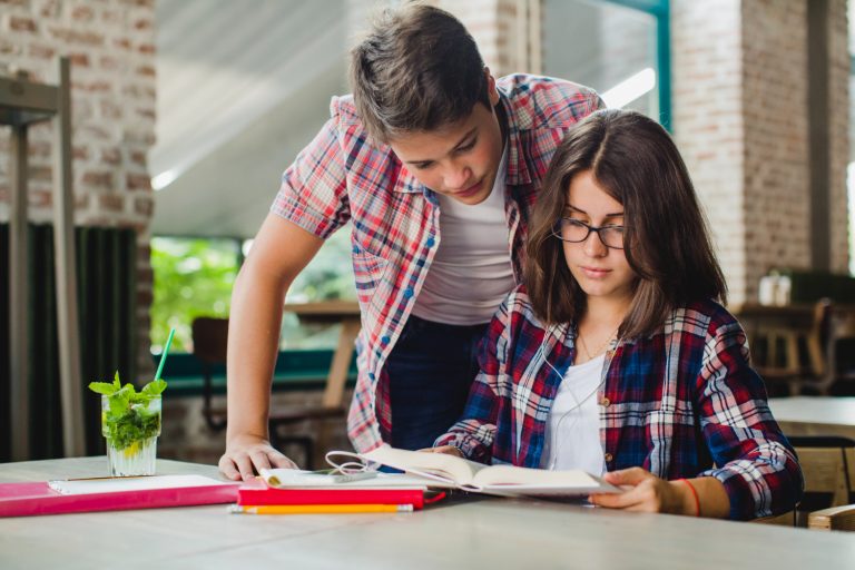 ¿Dudas en tus asignaturas? UDLA ofrece tutorías académicas y entre pares en formato híbrido a nivel nacional