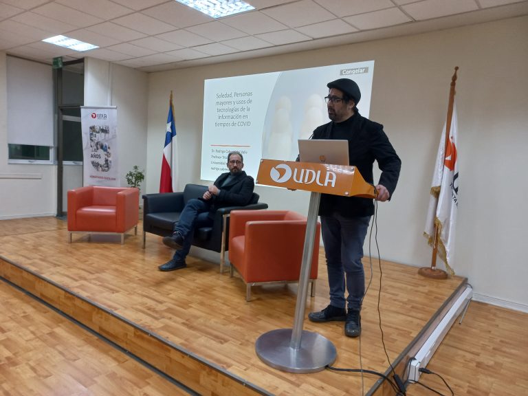 Conversatorio sobre envejecimiento y uso de tecnologías convoca a estudiantes y académicos de la carrera de Psicología en Campus Los Castaños