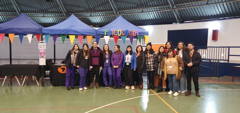 Estudiantes de Psicología y Nutrición y Dietética exponen ante comunidad de colegio de la comuna de Maipú sobre cómo abordar el “hambre emocional” de manera integral