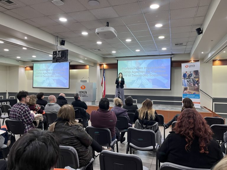 Estudiantes de la Facultad de Comunicaciones y Artes reflexionan en charla sobre la relevancia de los agentes de cambio para el mundo laboral y social