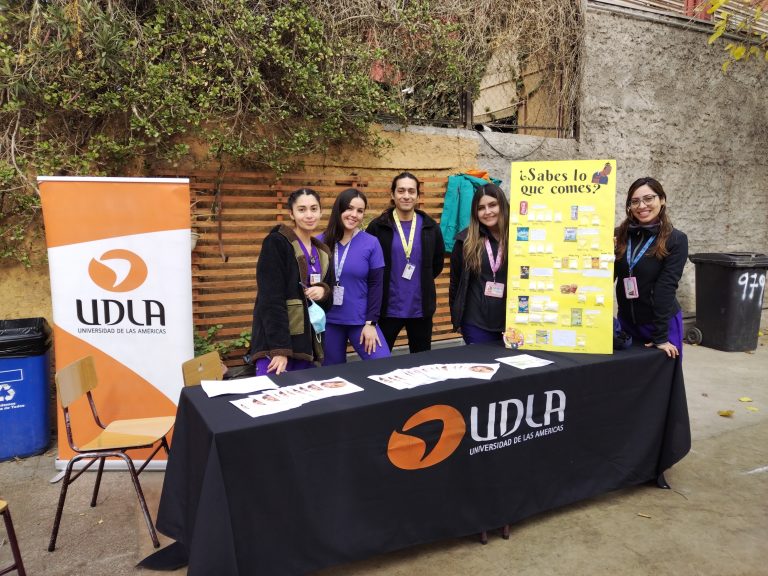 Estudiantes en práctica del Centro de Atención Nutricional de UDLA realizan talleres promoviendo la alimentación saludable en establecimientos escolares de Maipú