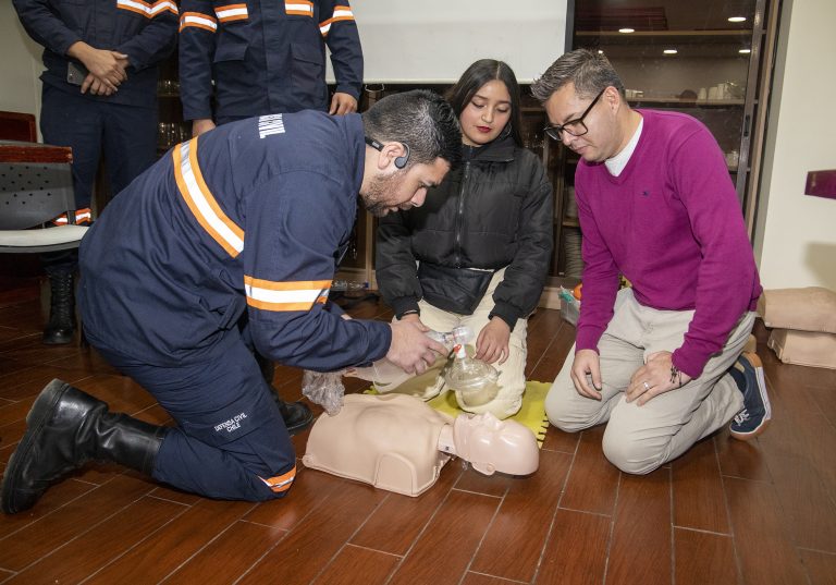 Estudiantes de la Escuela de Hotelería y Turismo participan en curso de “Capacitación de Primeros Auxilios” dirigido por la Defensa Civil de Chile
