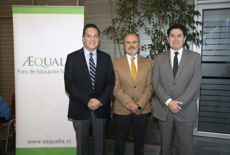 Vicerrector de Aseguramiento de la Calidad y Análisis Institucional participa como panelista en seminario sobre nueva modalidad de acreditación institucional integral