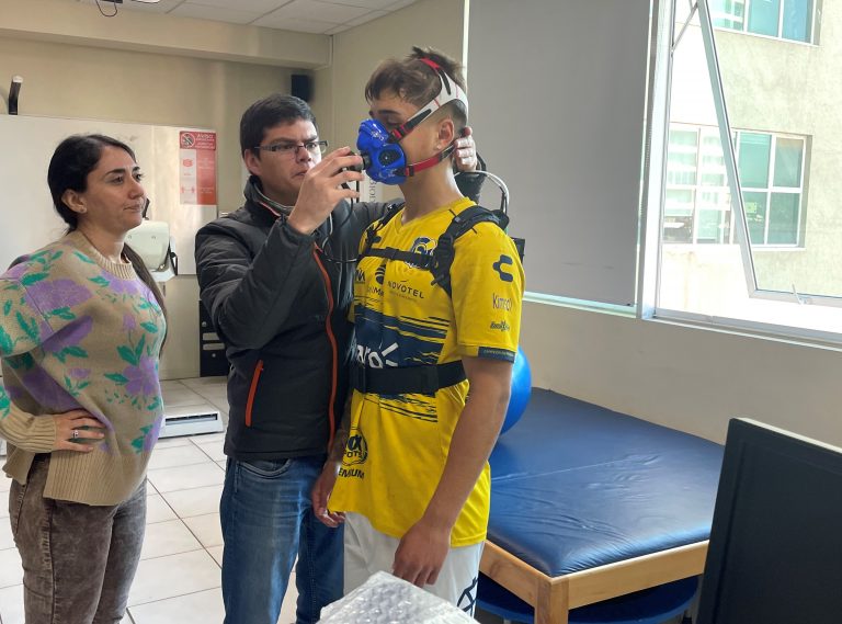 Equipo académico de Campus Los Castaños, liderado por la carrera de Nutrición y Dietética, realiza mediciones de consumo de oxígeno a jugadores de Everton