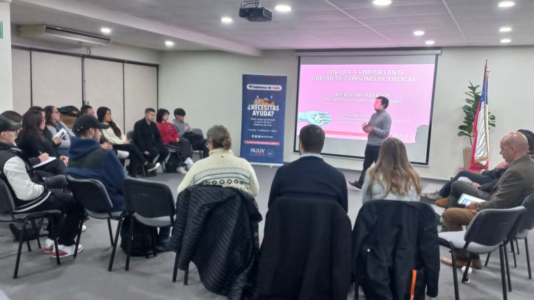 INJUV realizó conversatorio sobre consumo de drogas con estudiantes de UDLA Sede Santiago
