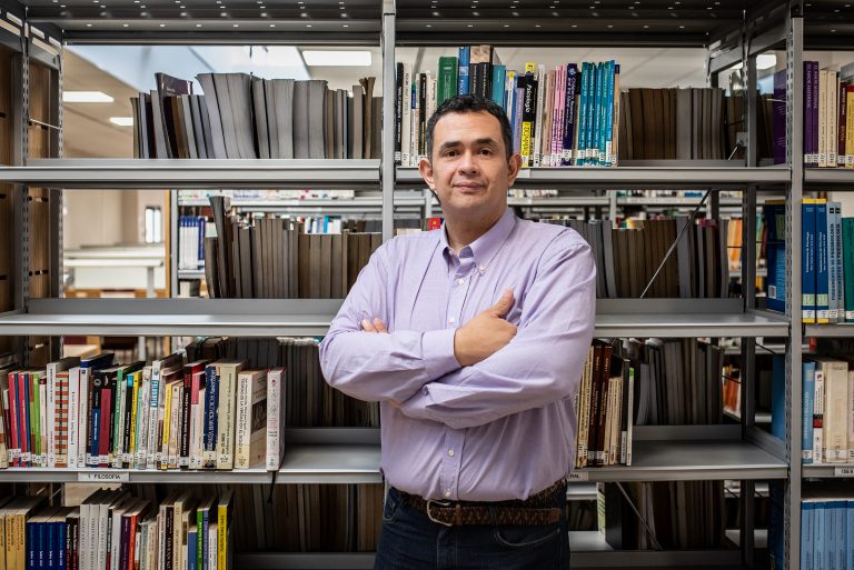 Académico de la Escuela de Educación integra tres grupos de investigación en España y realiza estancia doctoral en Portugal